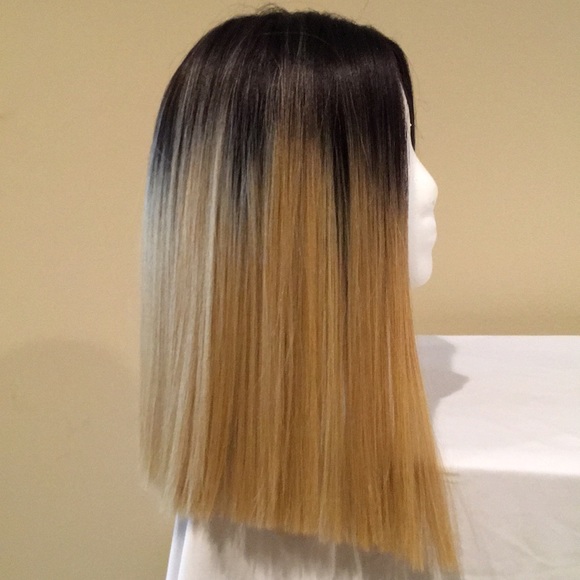 Short blonde with dark root wig - Picture 3 of 6